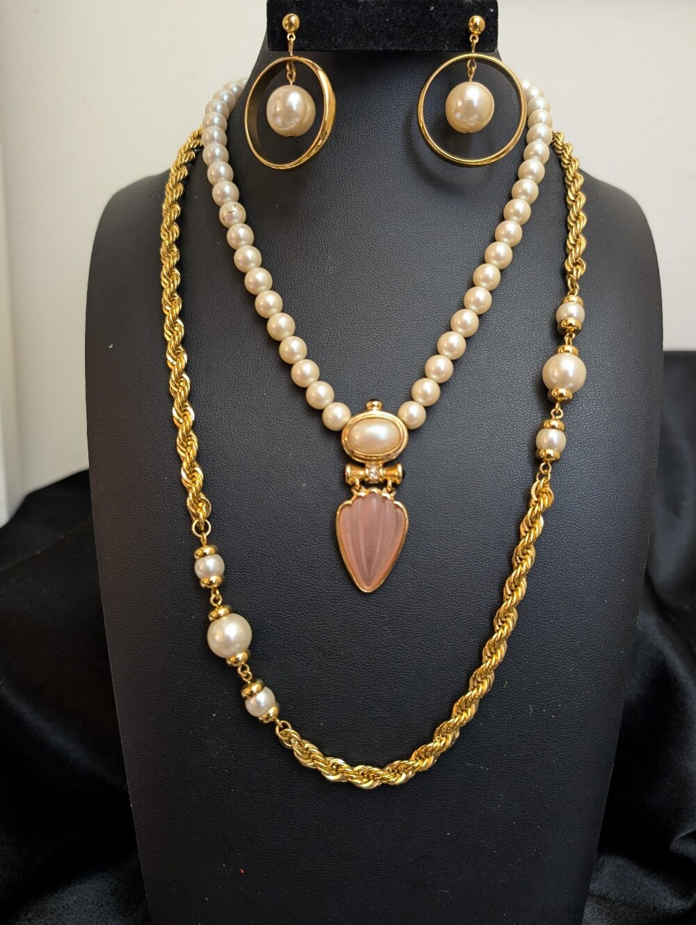 Estate Richelieu 60s Pearl Necklace w Frosted Glass Drop Cabuchon & Vtg Earrings